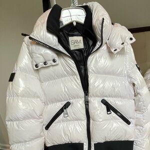 Sam. White down puffer jacket